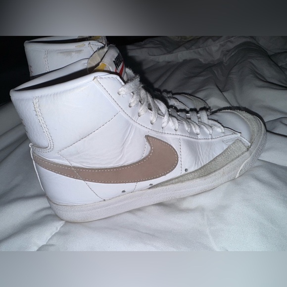 Nike White and light pink Blazer Mid 77 - Picture 2 of 6
